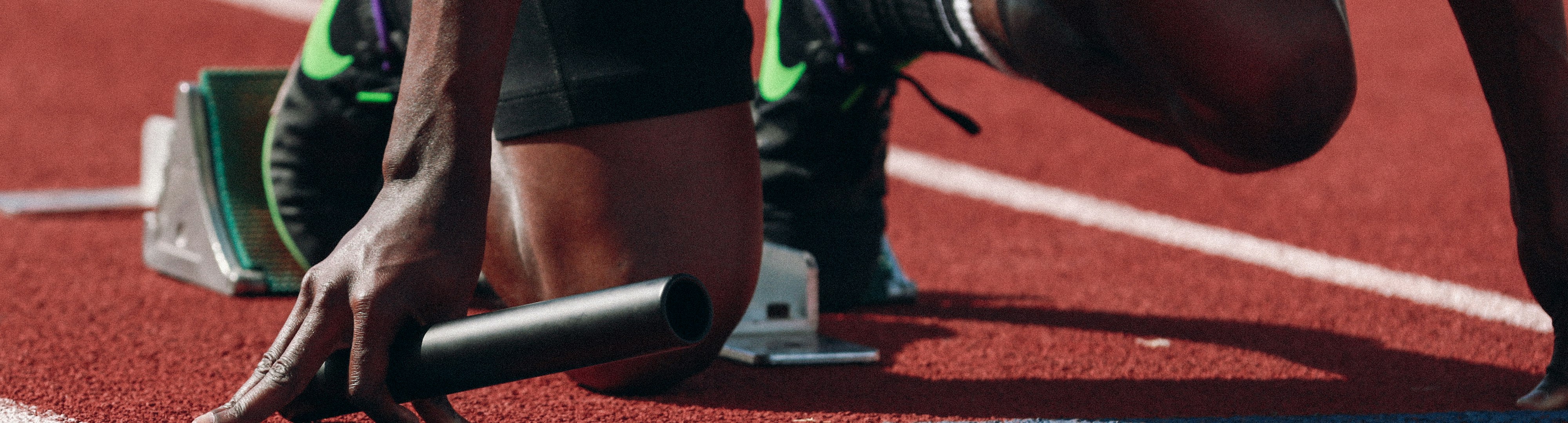 精英运动员在现代化体育场馆中训练的特写镜头，光影交错展现力量与速度