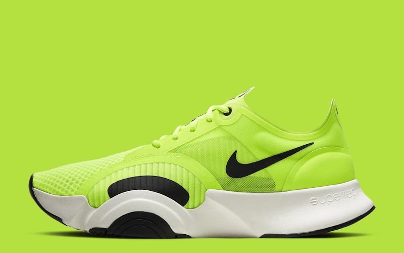 NG28限量版金色战靴在灯光下展示其精致工艺与独特设计